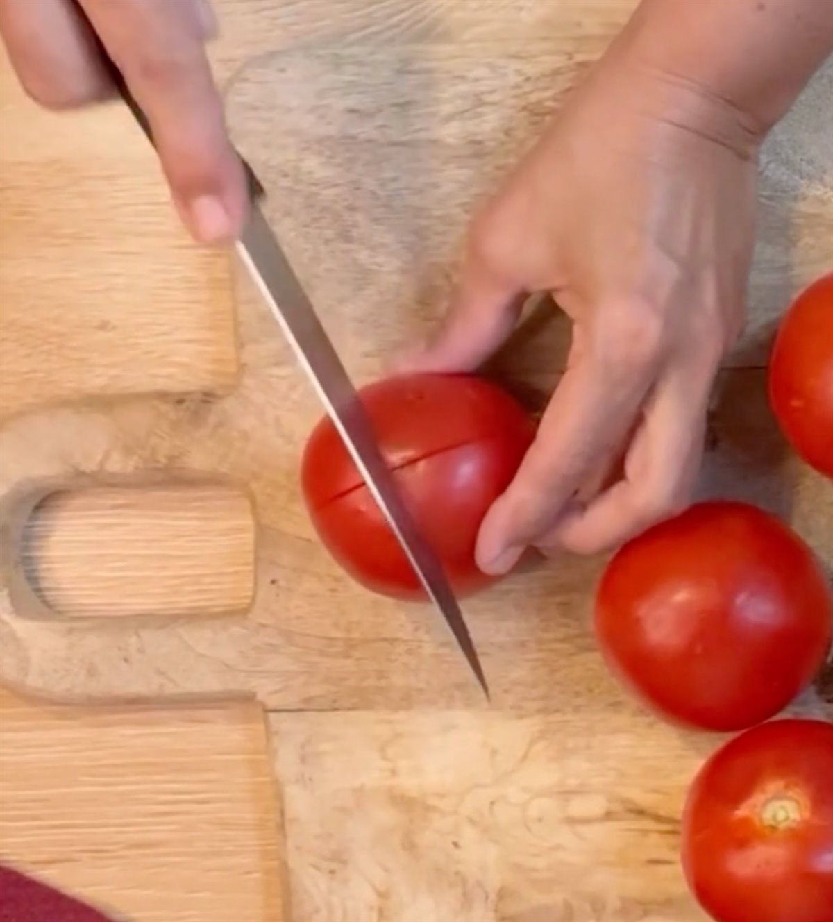 Haz un corte en los tomates