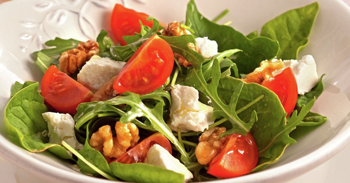 Receta de arroz con setas en la Thermomix: un plato delicioso y rápido en solo 35 minutos 8 Moncloa Ensalada fresca de rúcula, espinacas y tomate cherry