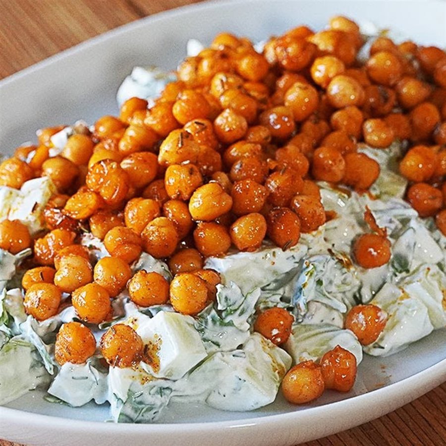 Ensalada de garbanzos al estilo turco, con pepino y yogur griego