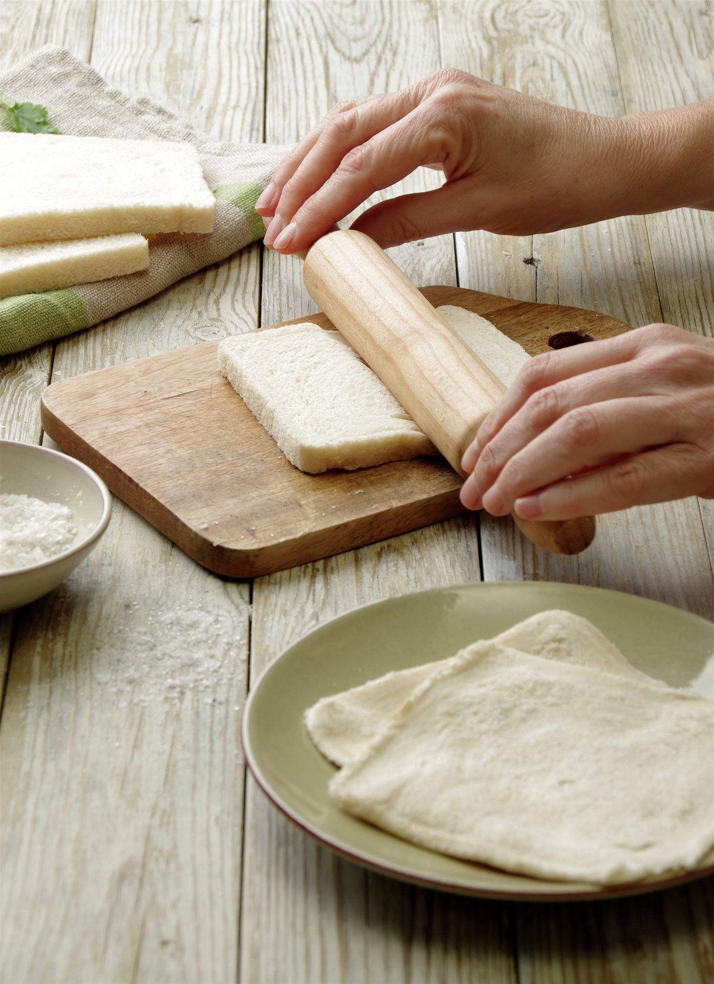 1. Aplana el pan de molde
