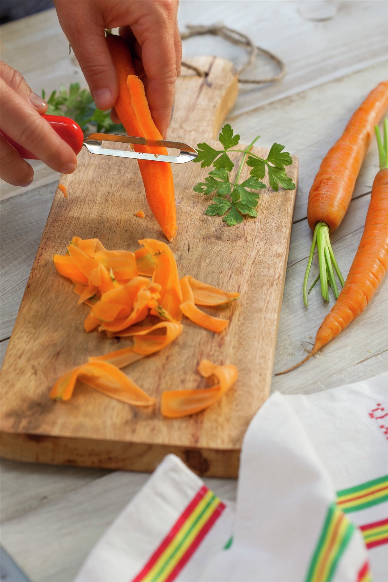 2. Raspa las zanahorias