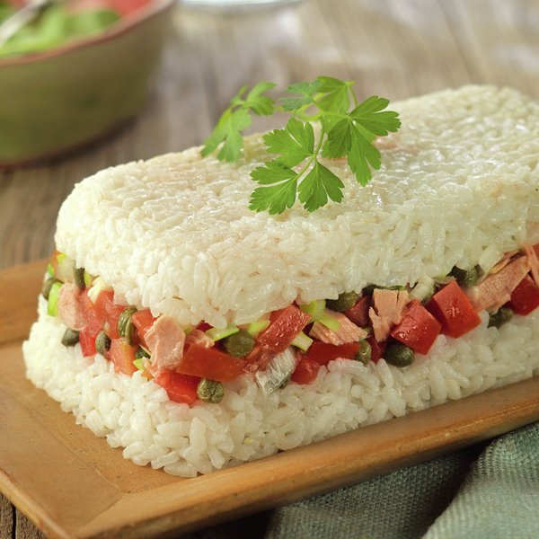 Pastel frío de arroz con atún y tomates, ¡en 20 minutos!