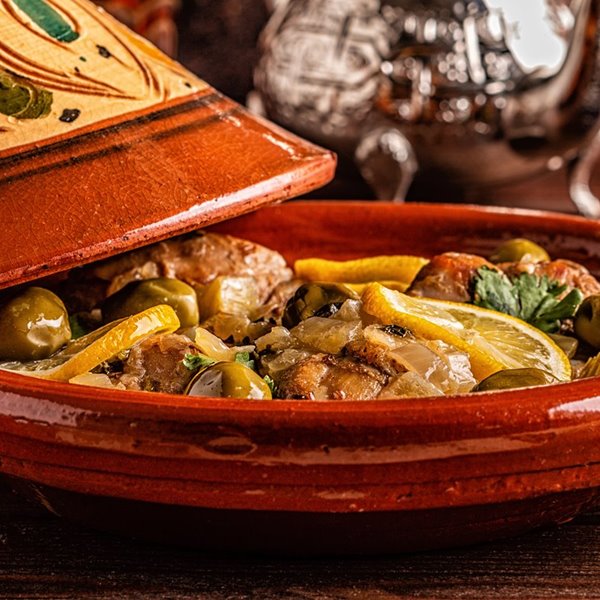 Tajine de pollo, estofado marroquí tradicional, sabroso y saludable