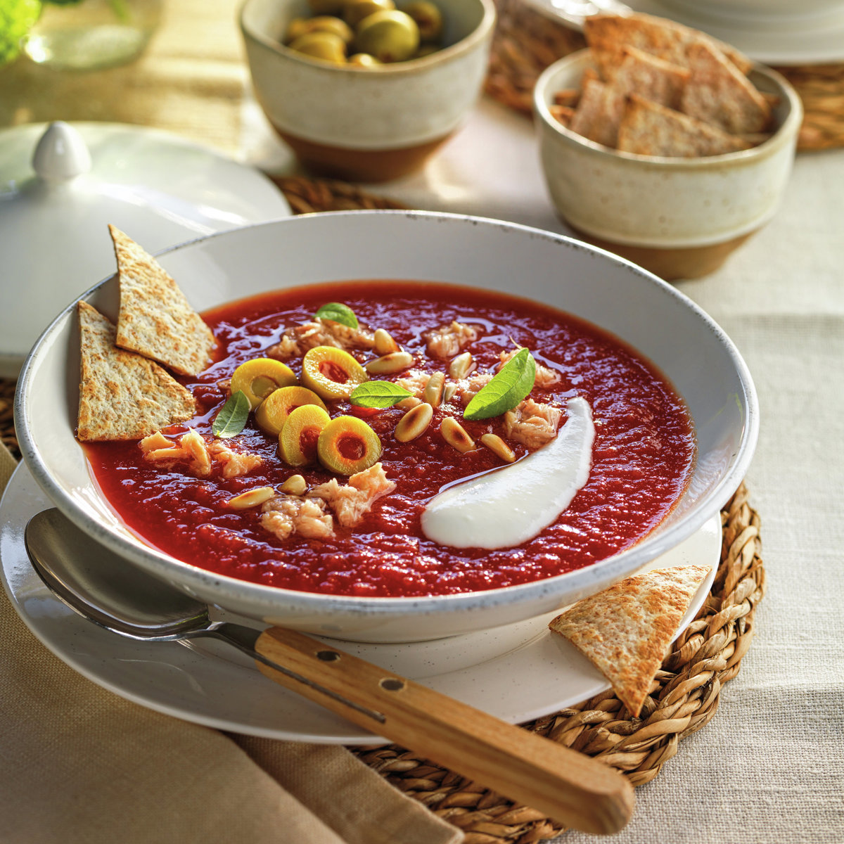 Sopa de tomate asado con bonito, piñones y aceitunas