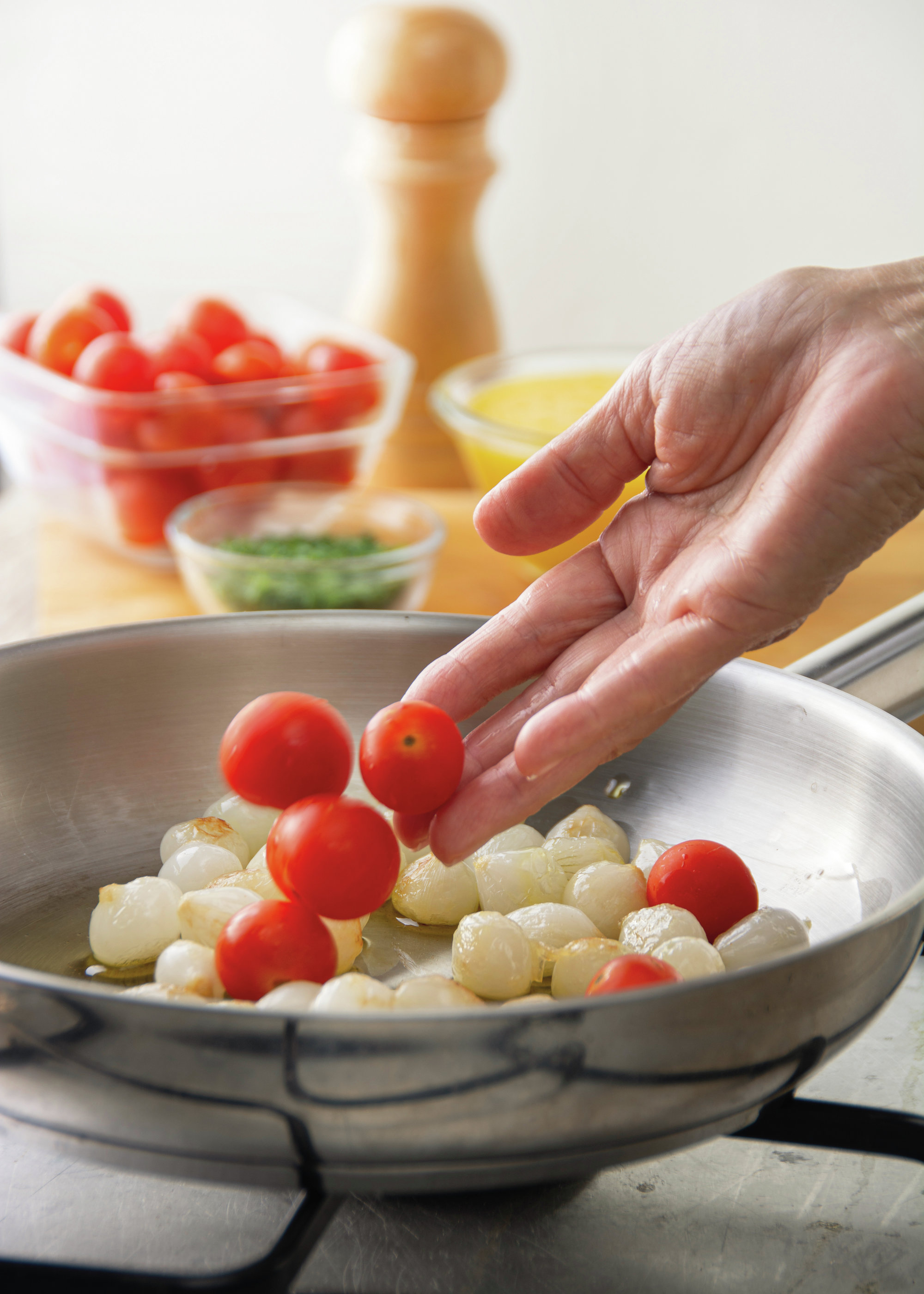 5. Cocina las cebollitas con los tomatitos