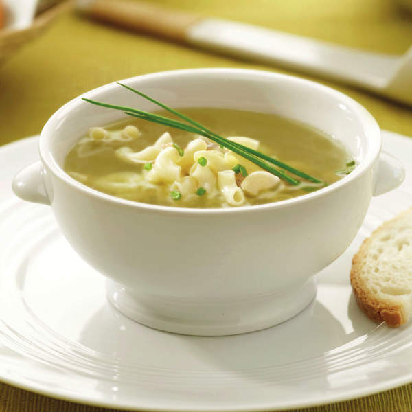 Caldo de huesos con verduras y jamón, receta de sopa de la abuela con ingredientes de toda la vida