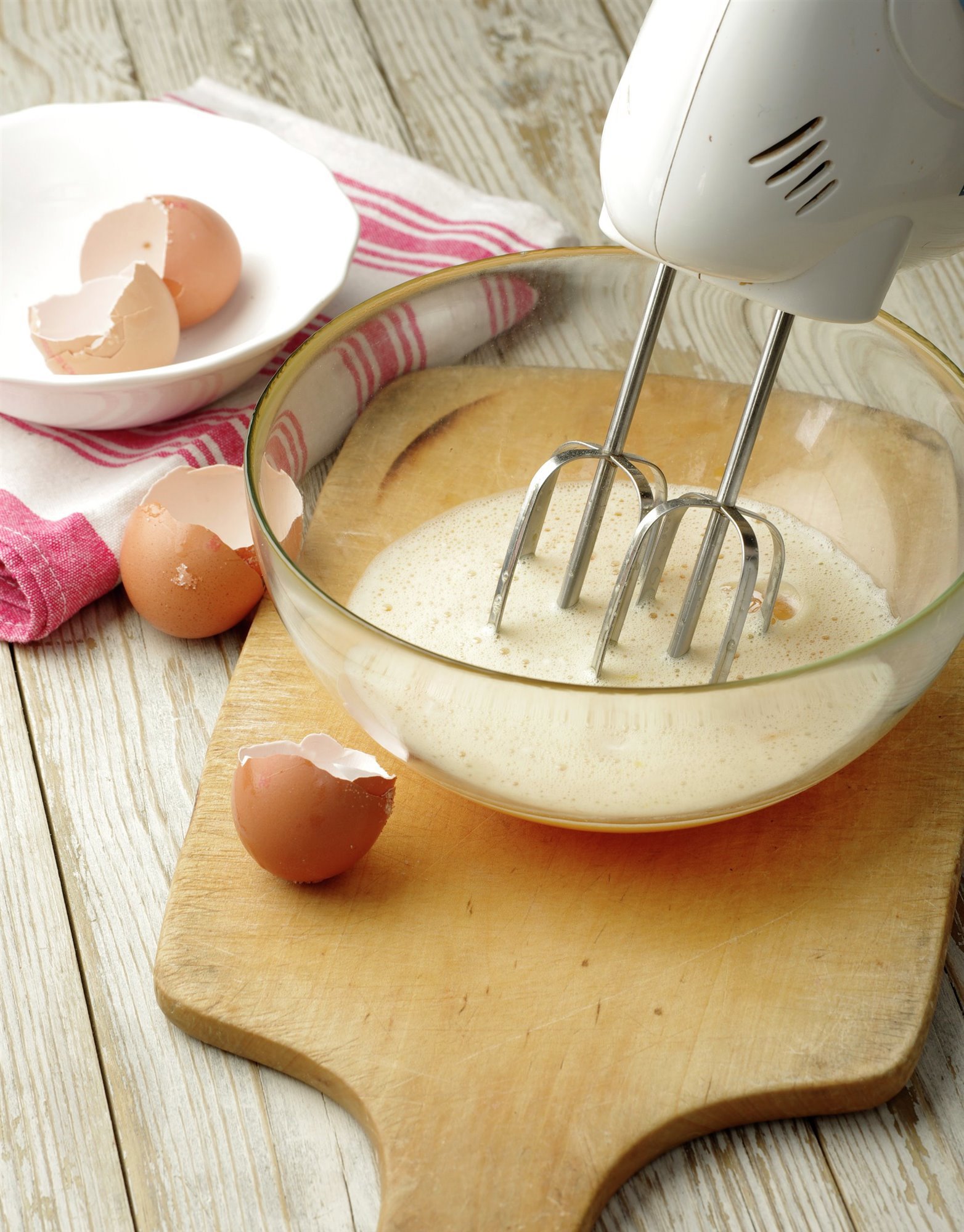 1. Bate huevos y azúcar