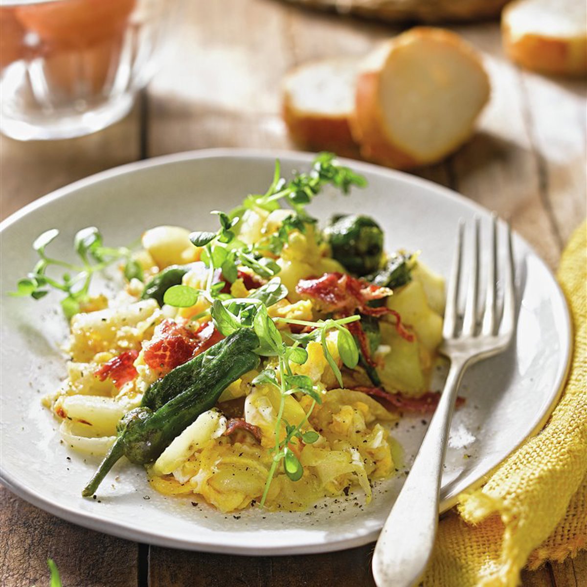Huevos rotos con jamón y pimientos