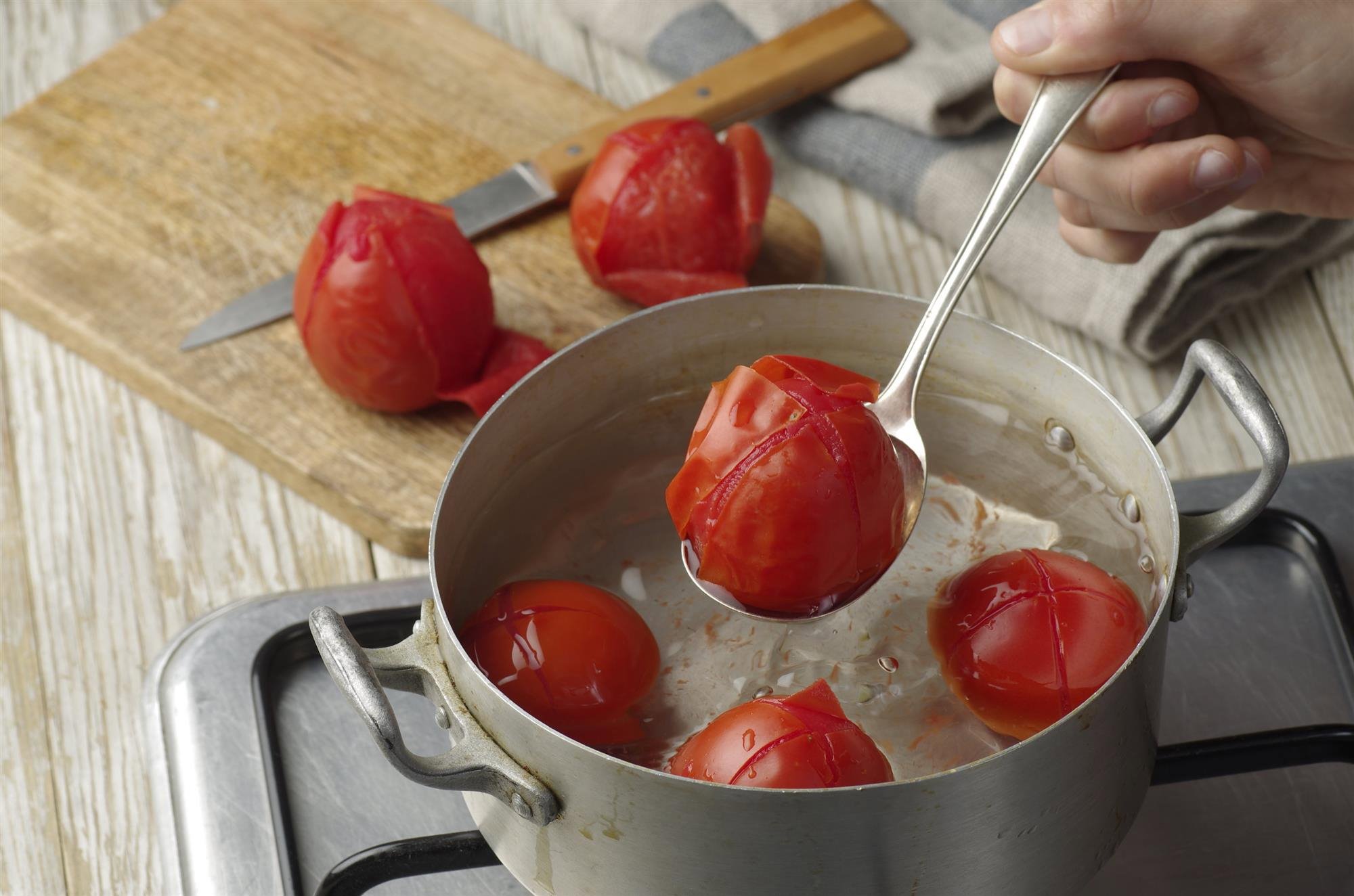 1. Escalda el tomate