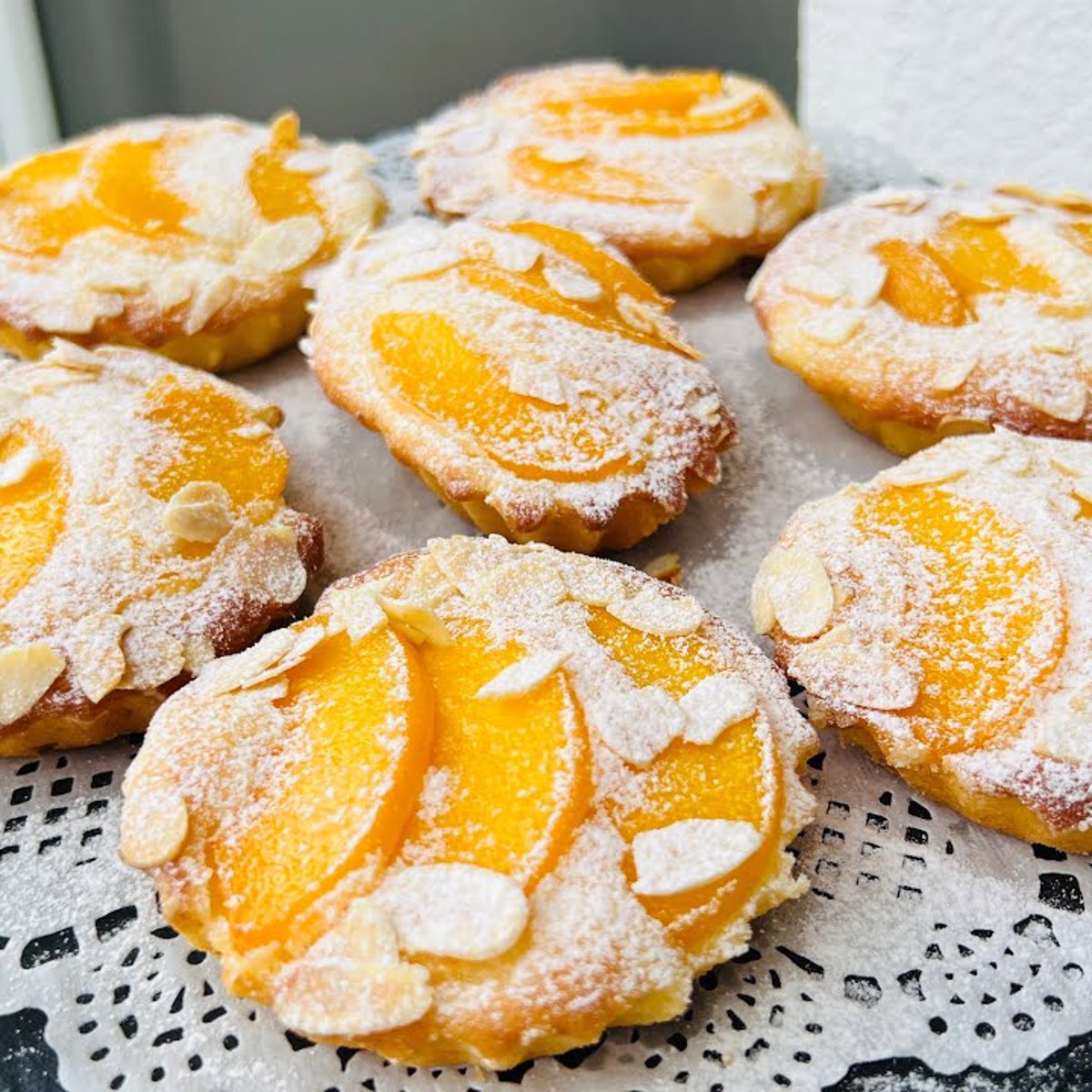 pastelitos de yogur y melocotones en almibar