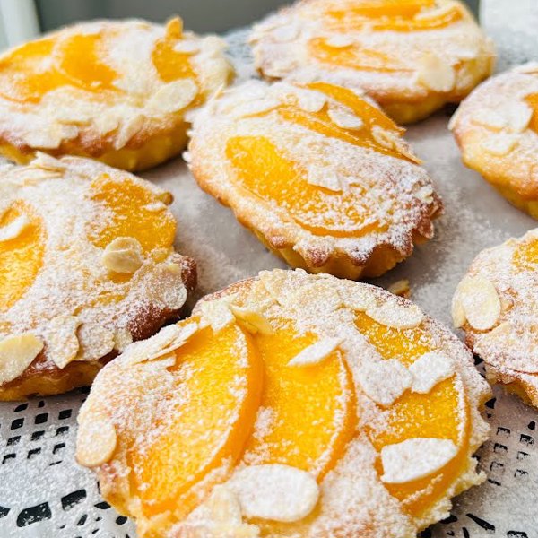 pastelitos de yogur y melocotones en almibar