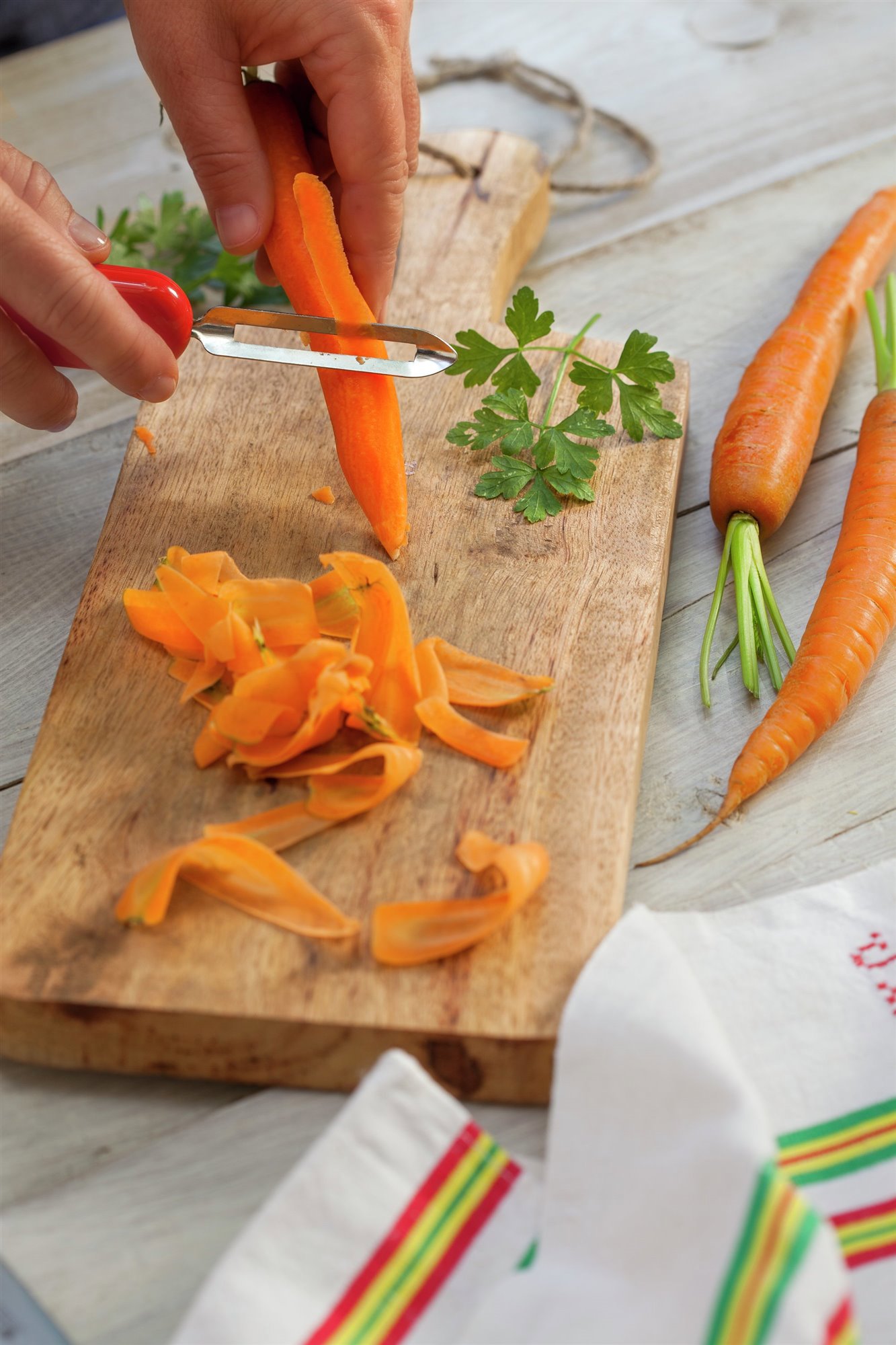 2. Haz tiras de zanahoria