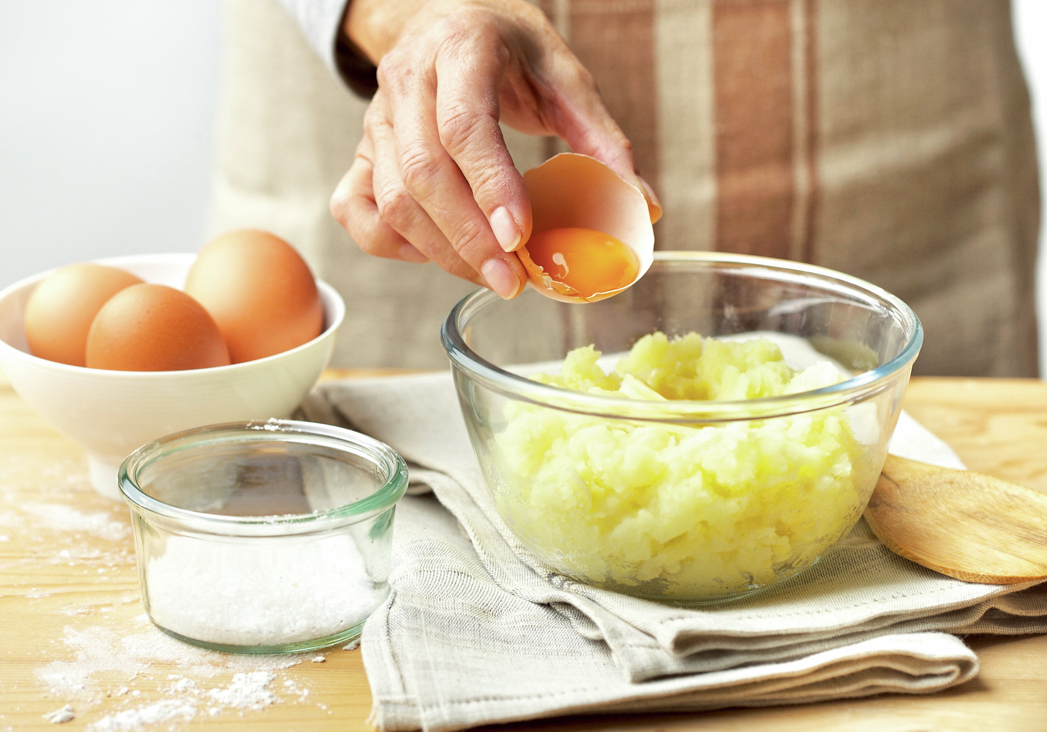 2. Agrega las yemas de huevo