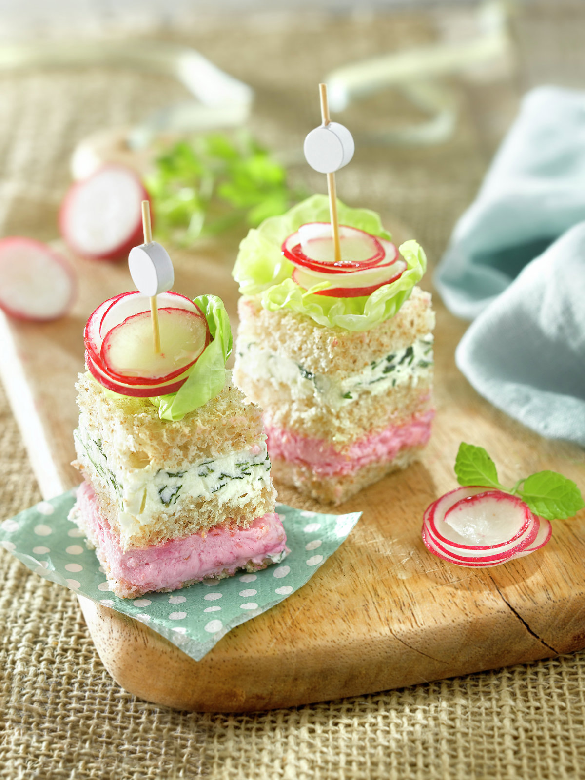 PINCHITOS DE PAN DE MOLDE CON PATÉS DE QUESO FRESCO.