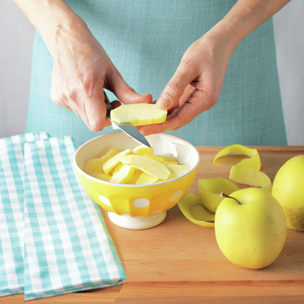 2. Pela y corta las manzanas