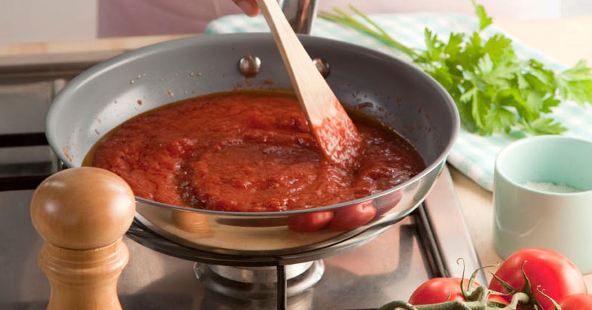 4. Calienta la salsa de tomate
