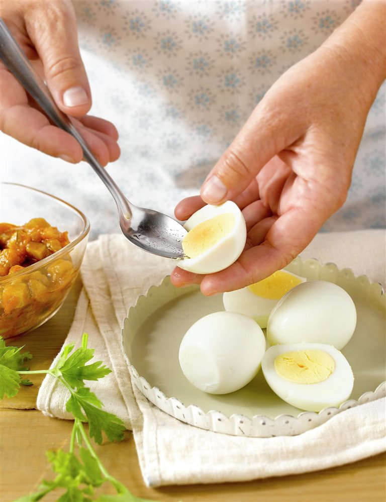 1. Quita las yemas de los huevos