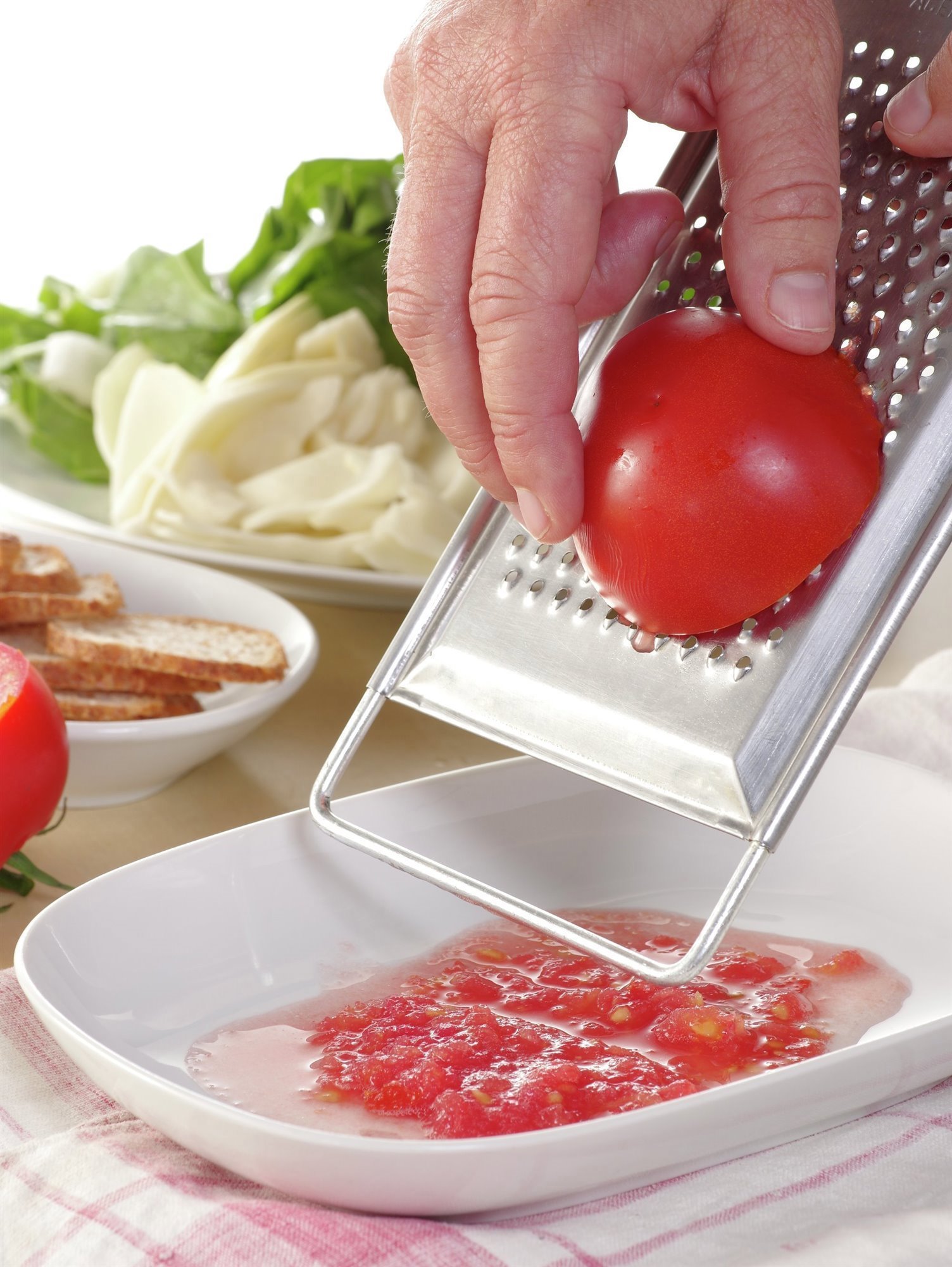 3. Ralla tomate y añade