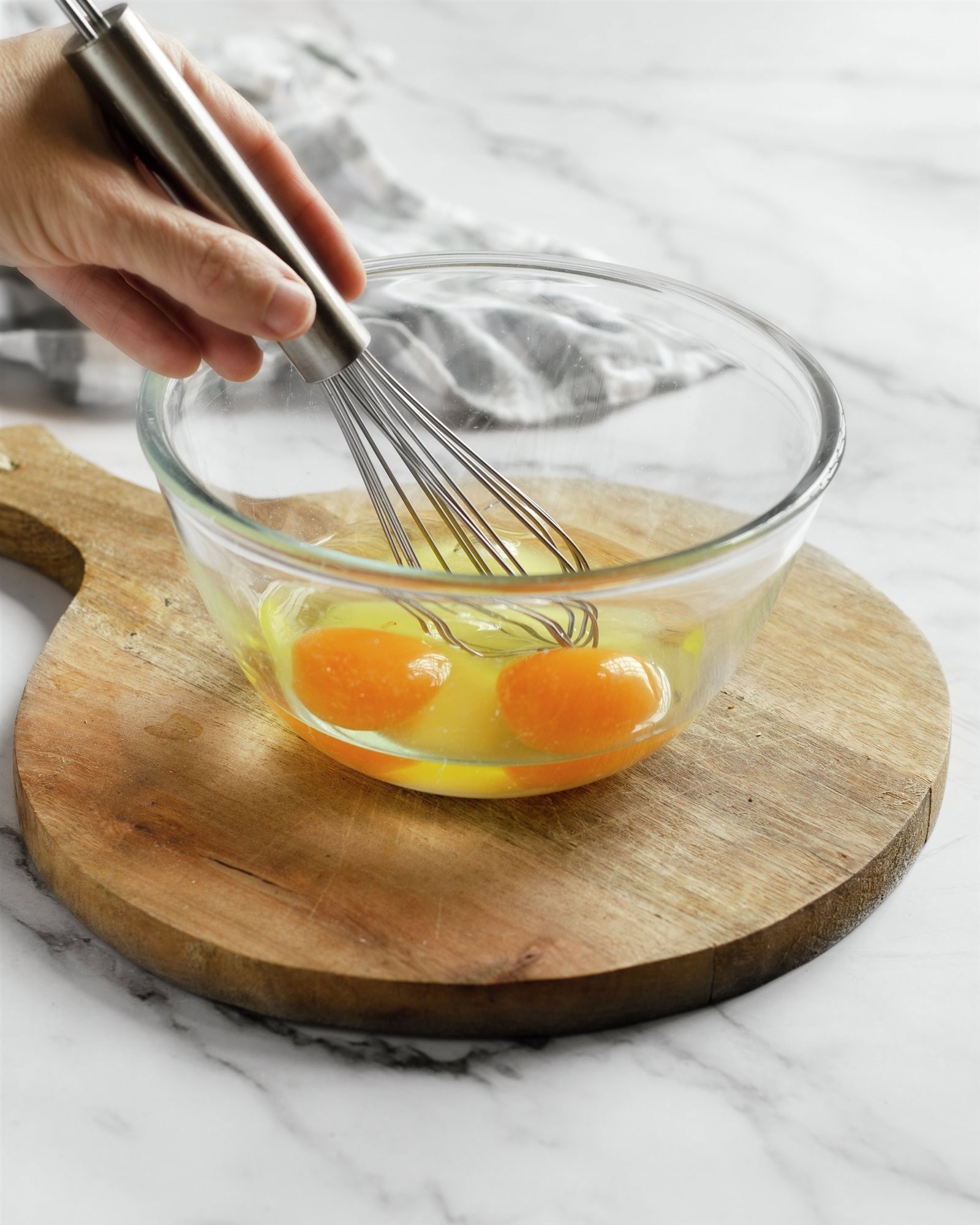 2. Bate los huevos para el rebozado