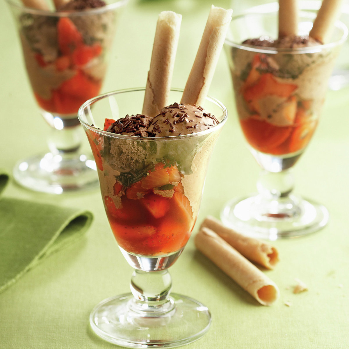 Copa de helado cremoso de chocolate con fresas