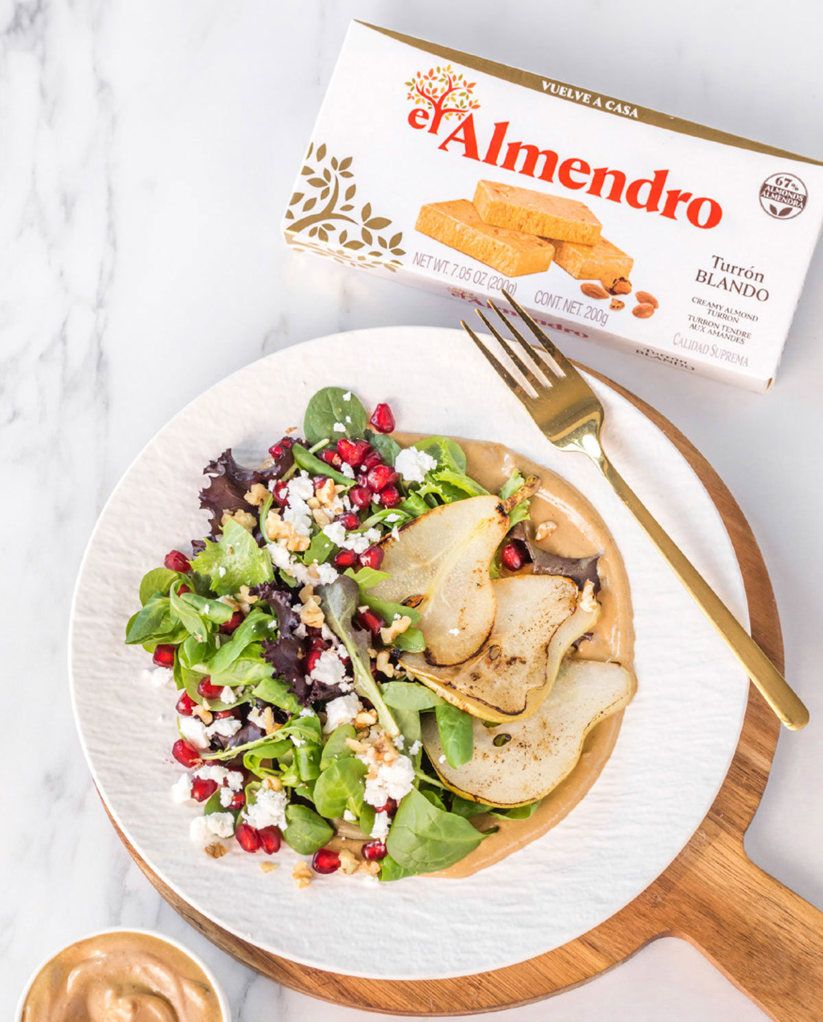 Recetario El Almendro ensalada con pera y salsa de turrón