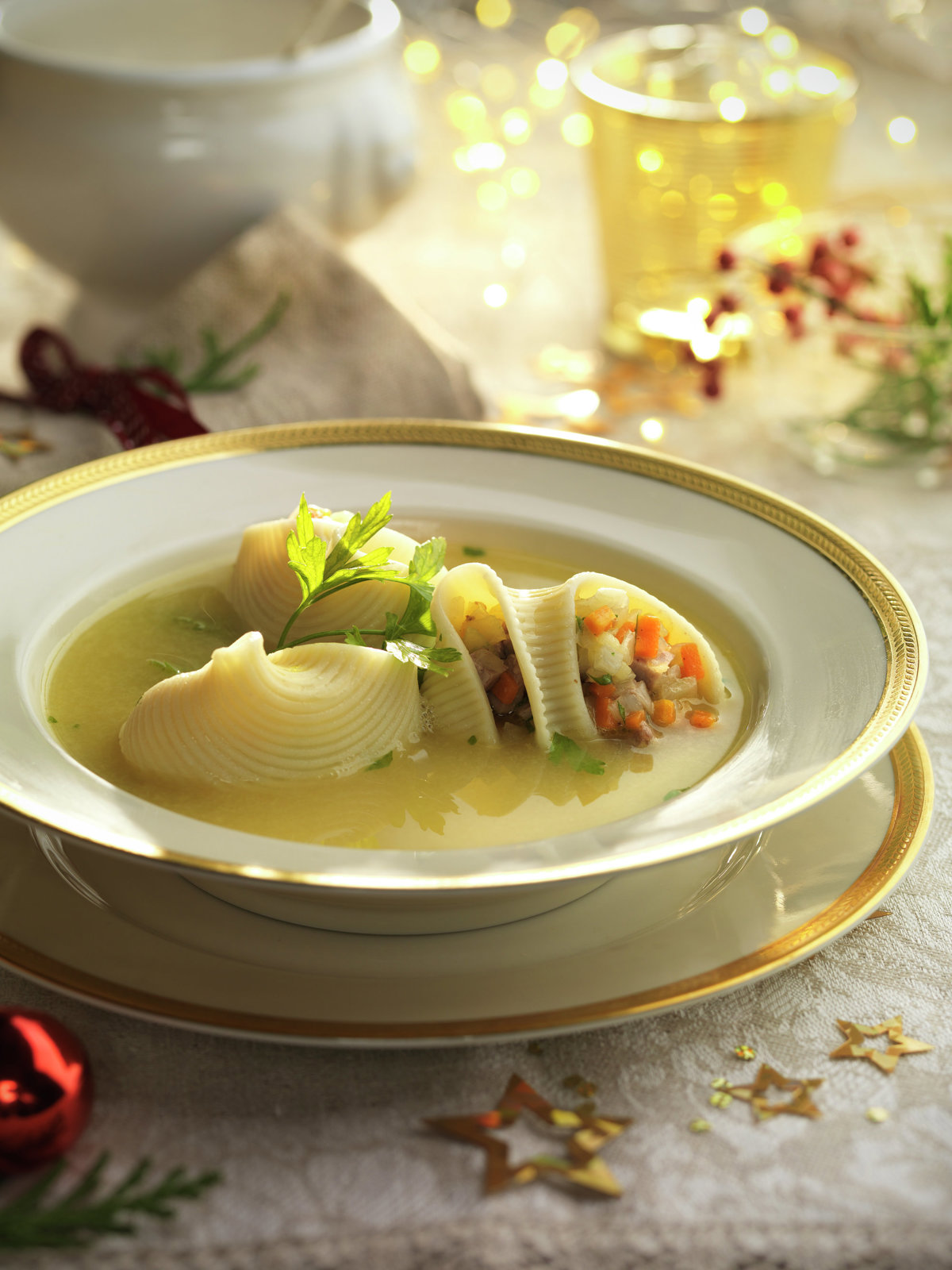 CALDO DE NAVIDAD CON CARACOLAS RELLENAS