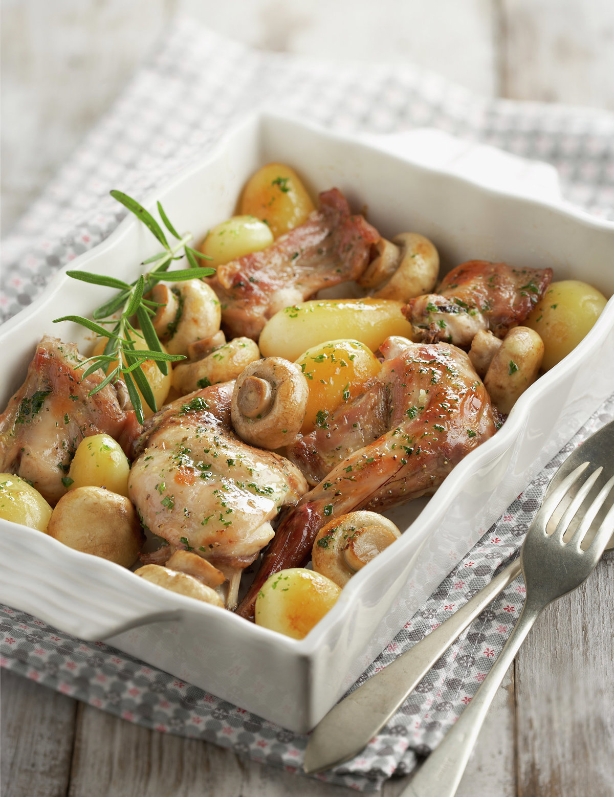 CONEJO ASADO CON PATATITAS Y CHAMPIÑONES.