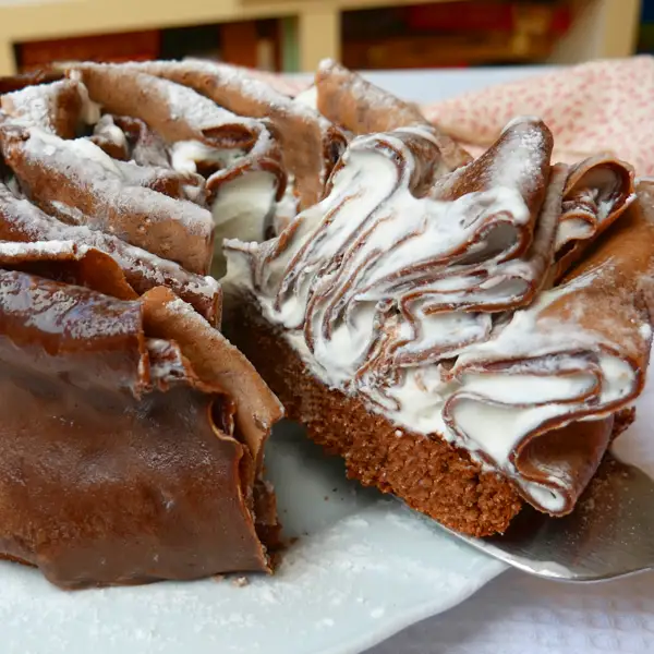 Espectacular tarta de Navidad de chocolate y nata, con bizcocho y crepes, ¡y sin horno!