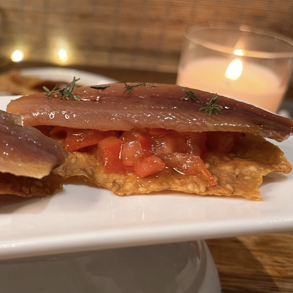Montaditos de sardina ahumada y tomate, ¡con 3 ingredientes y en 3 minutos!