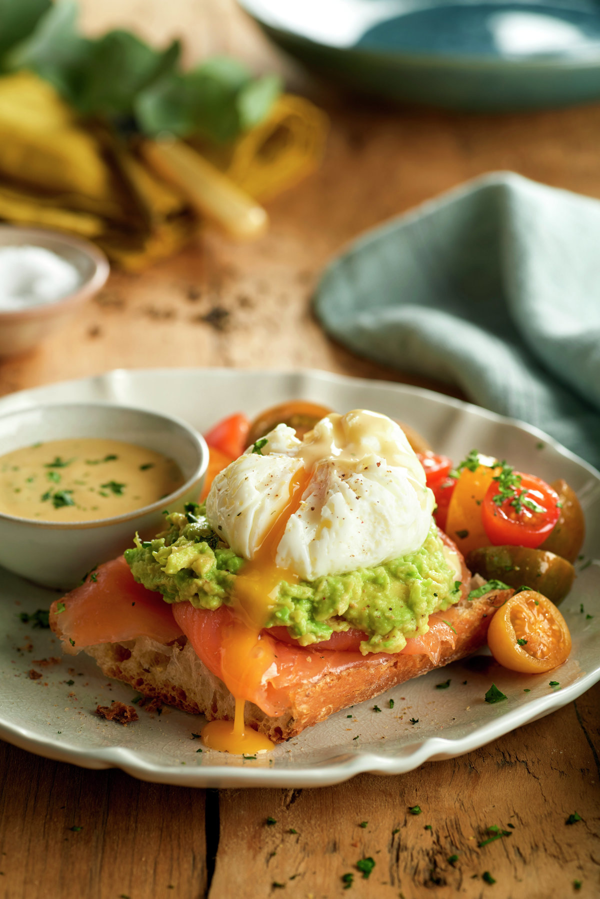 HUEVOS BENEDICTINE CON SALMÓN AHUMADO Y AGUACATE.
