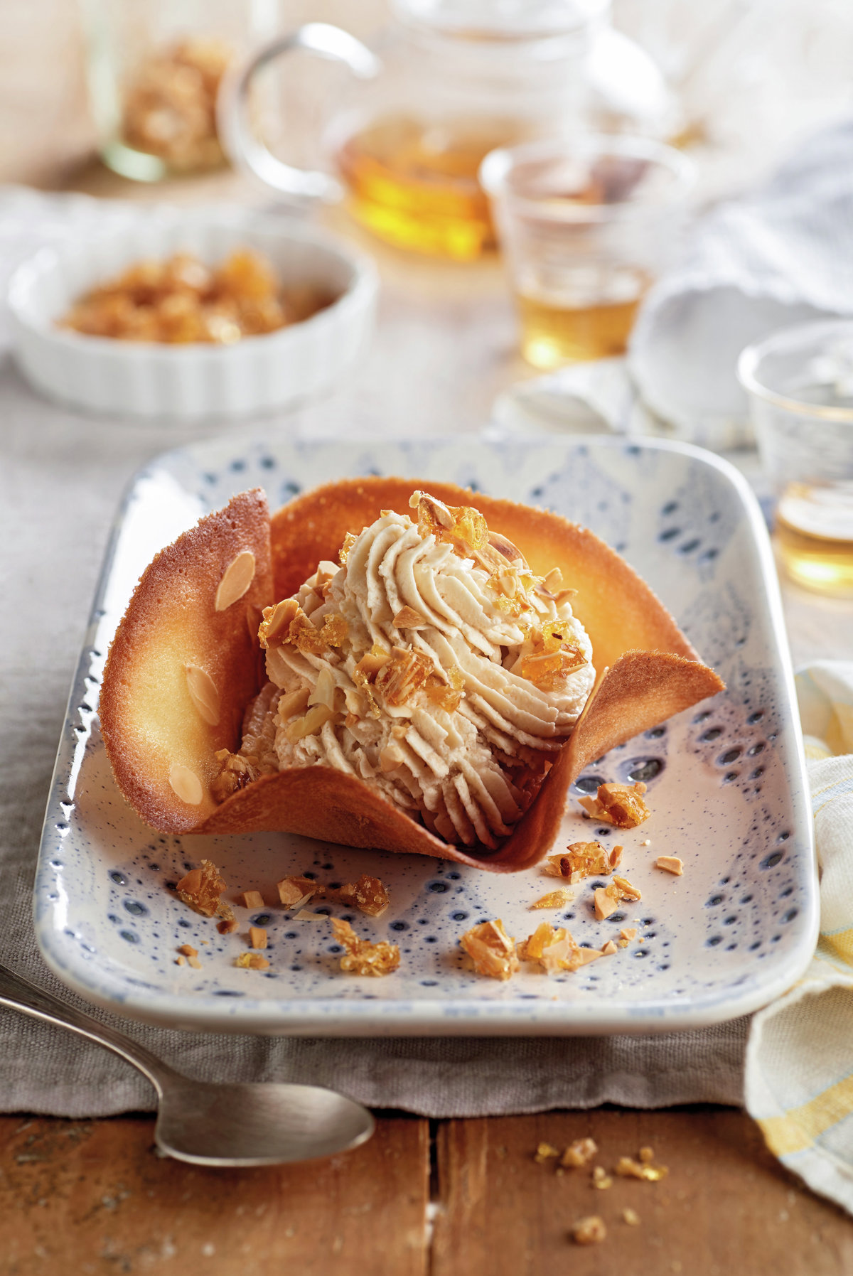 tulipa_de_teja_rellena_de_mousse_de_turron