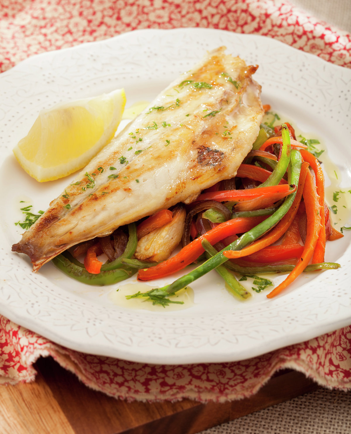DORADA AL HORNO CON VERDURAS SALTEADAS.