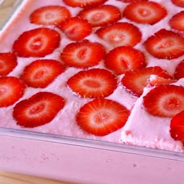 Tarta rosa sin horno con yogur y leche condensada, ¡lista en 3 pasos!