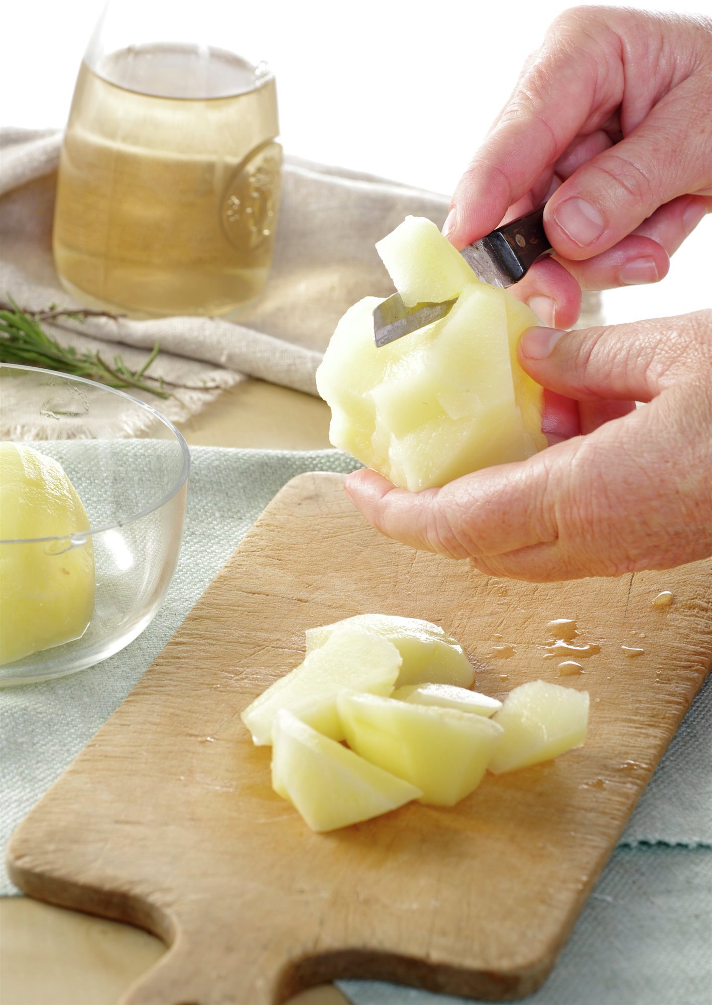 4. Chasca las patatas