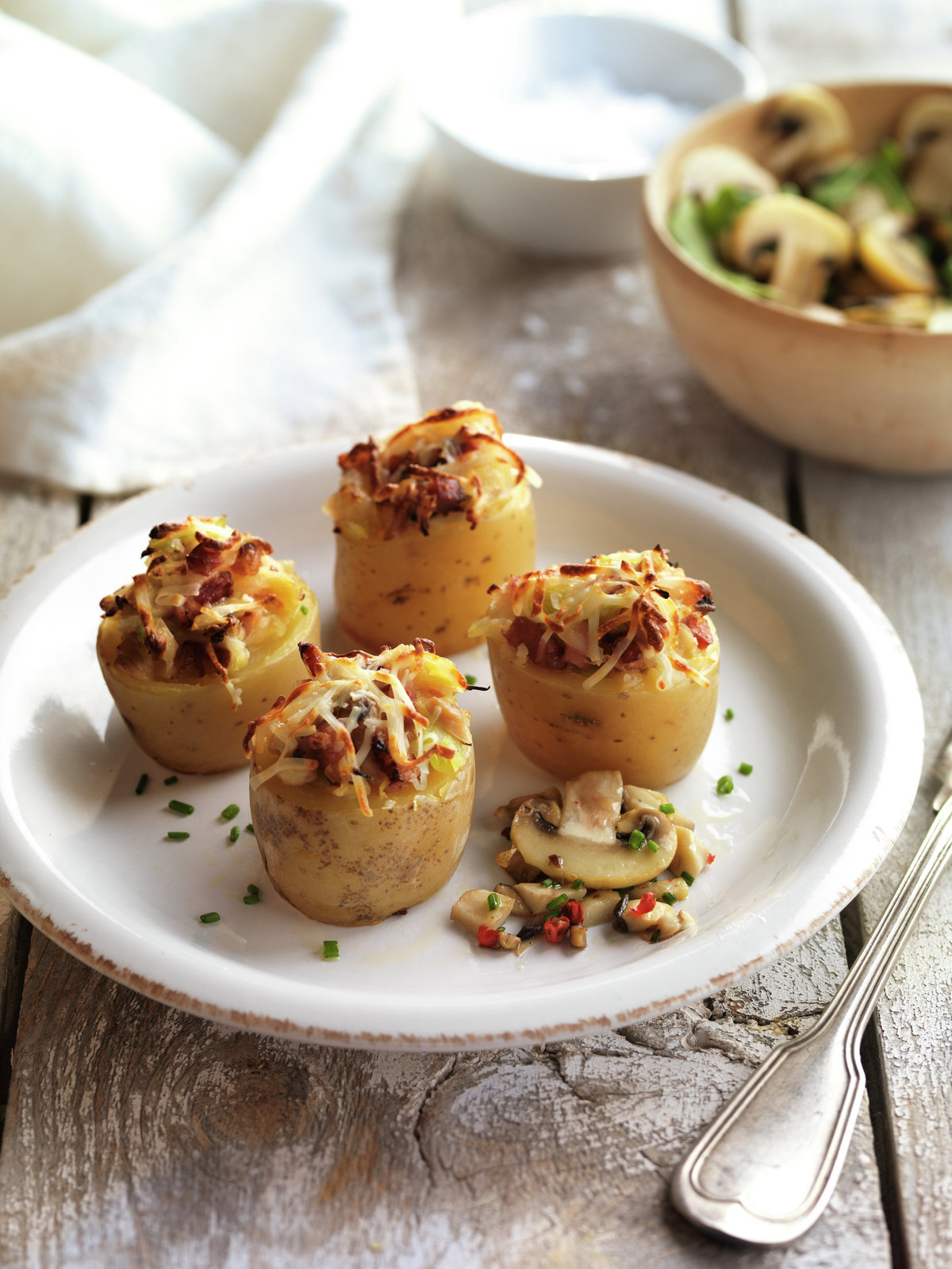 PATATAS RELLENAS CON BEICON Y CHAMPIÑONES.