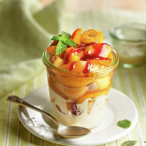 Fruta Salteada Con Yogur Y Sirope De Frambuesas