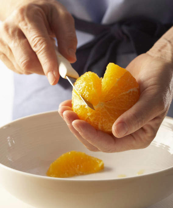 1. Separa la naranja en gajos