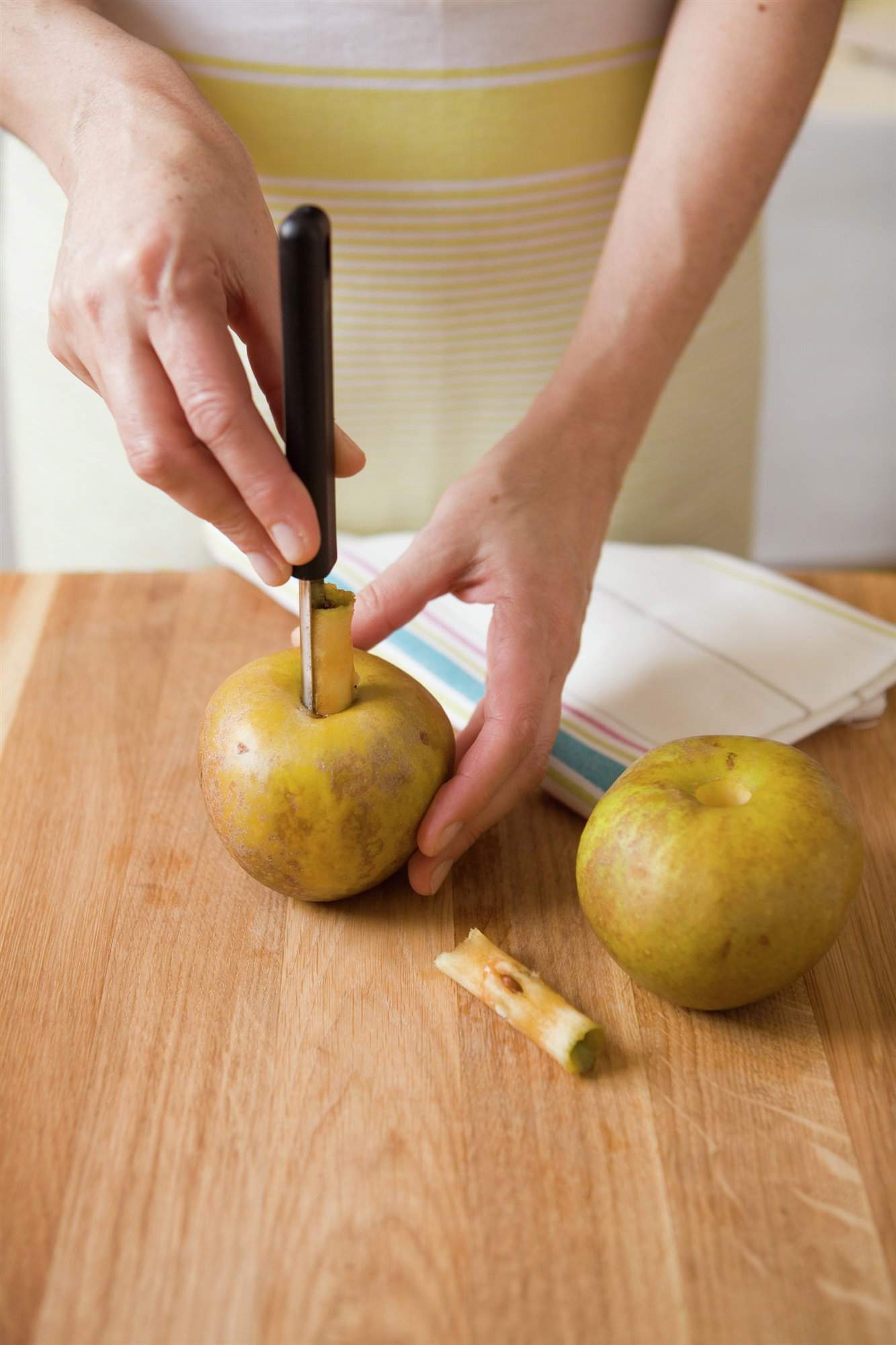 2. Descorazona  y corta manzanas