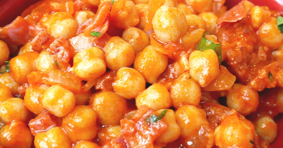 Garbanzos fritos cubanos con jamón serrano picado, receta tradicional