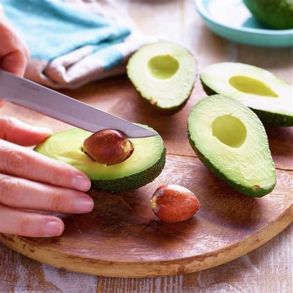 1. Trocea los aguacates