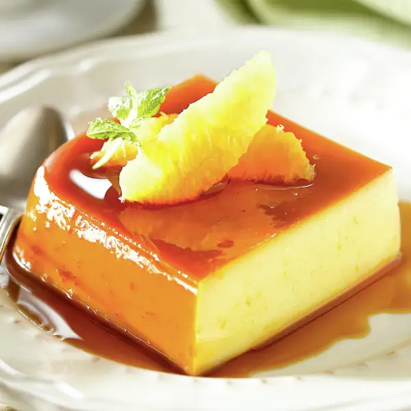 Flan de leche condensada con zumo de naranja: el postre fácil, barato y sin horno que sorprende a todos cuando llega el calor