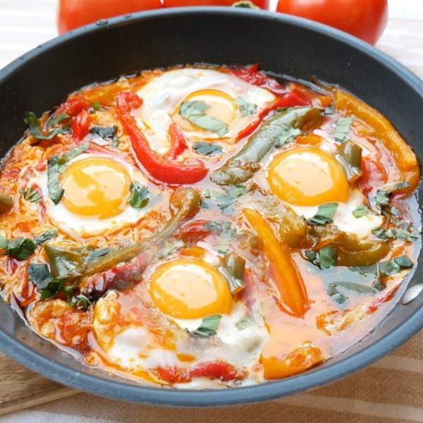Peperonata con huevos, receta italiana con 4 ingredientes ¡en minutos!