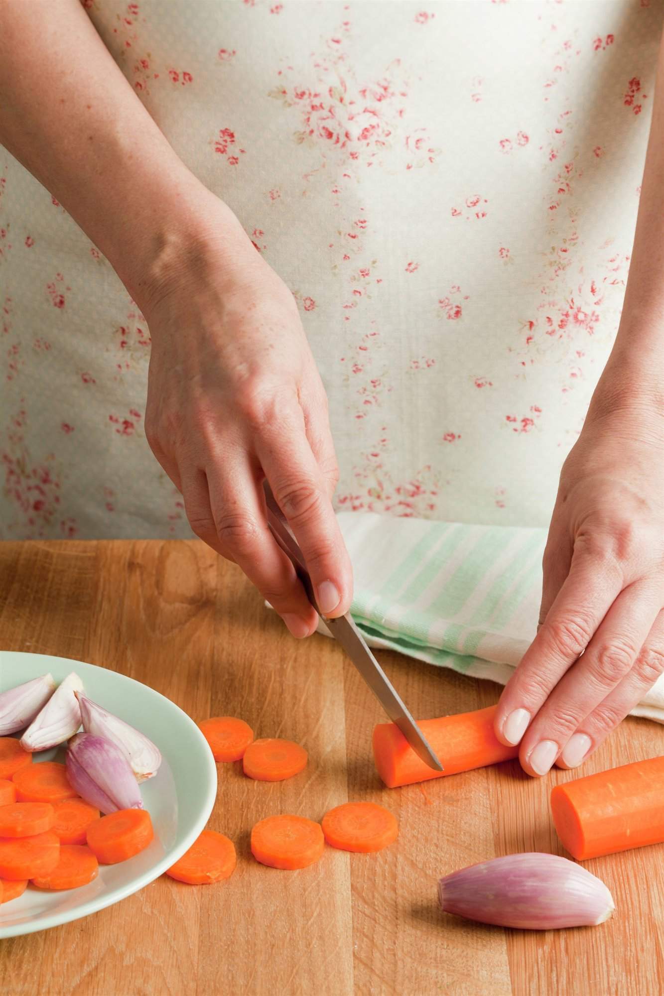 4. Corta y cuece las zanahorias