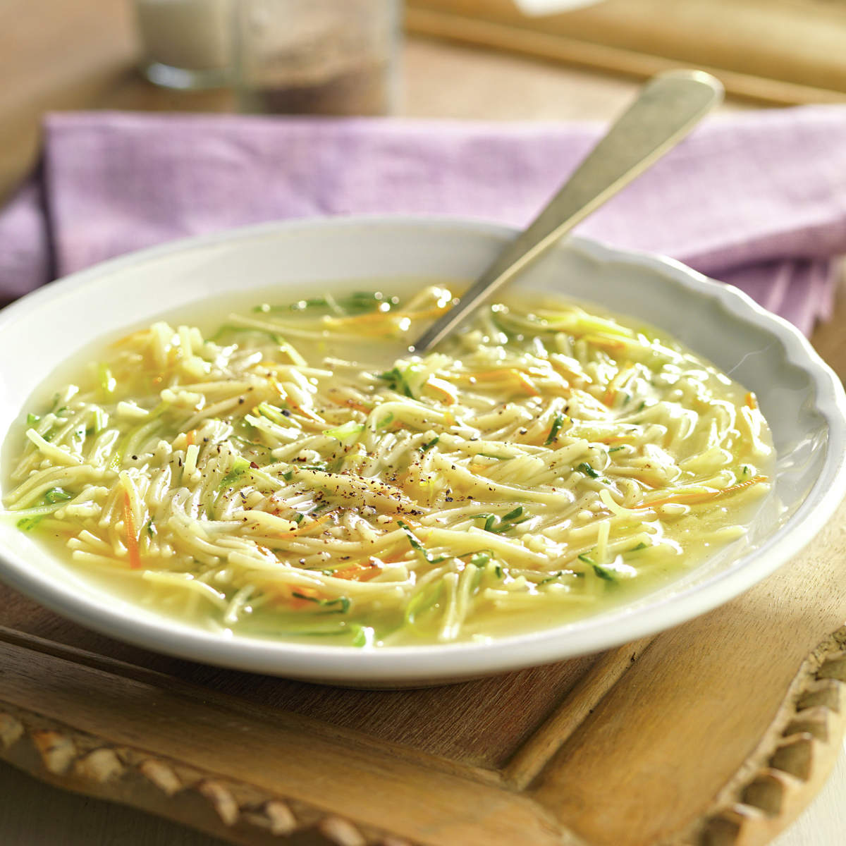 Sopa de verduras con fideos