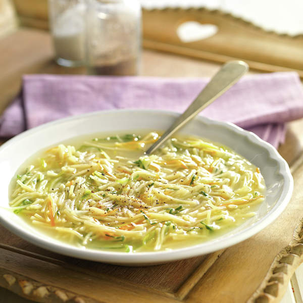 Sopa de verduras con fideos chinos