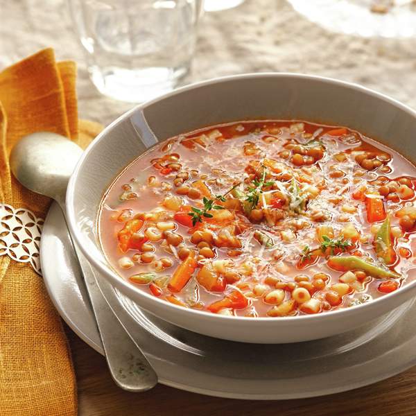 Sopa minestrone con verduras, lentejas y queso (a la italiana)