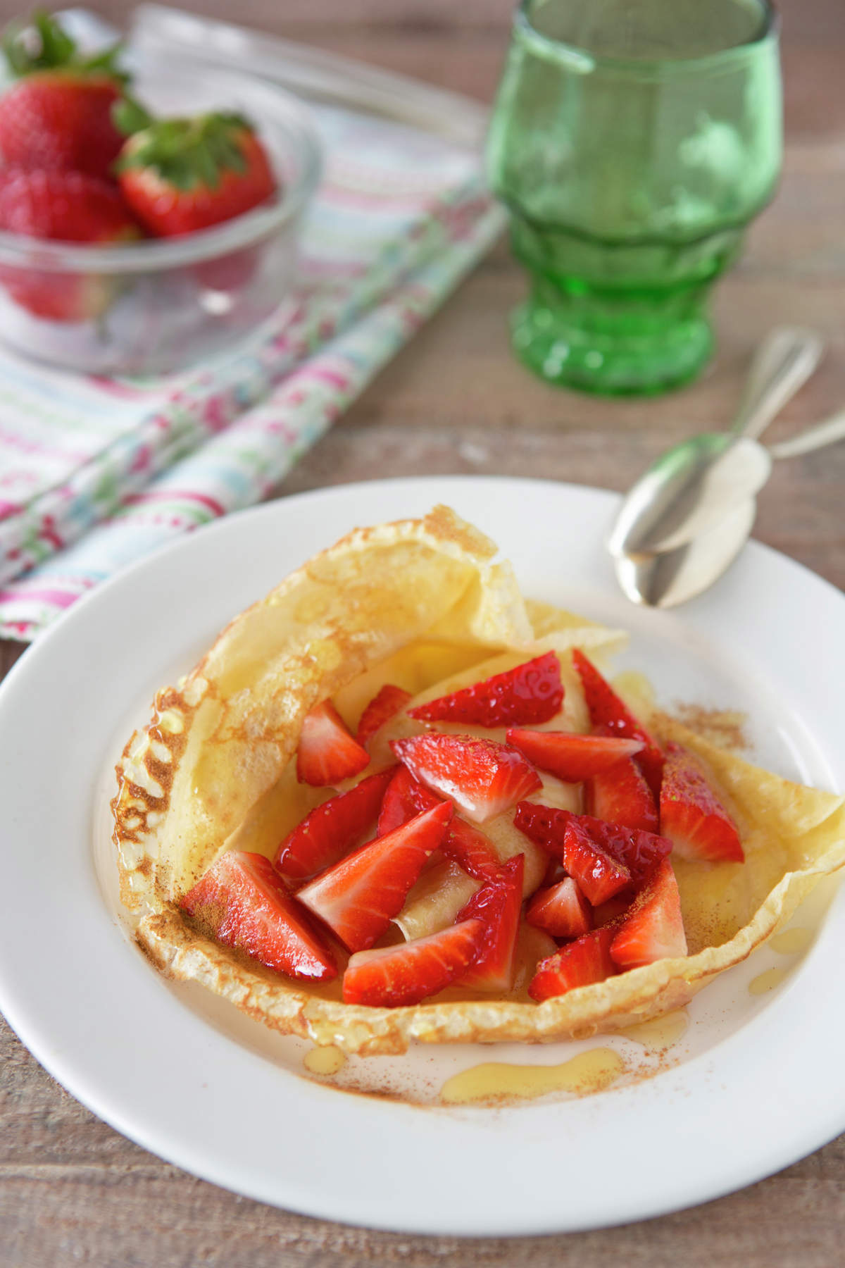 CREPES DE MIEL Y CANELA CON FRESONES.