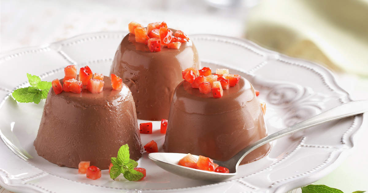 Flan fresquito de chocolate y huevo con fresones: el postre...