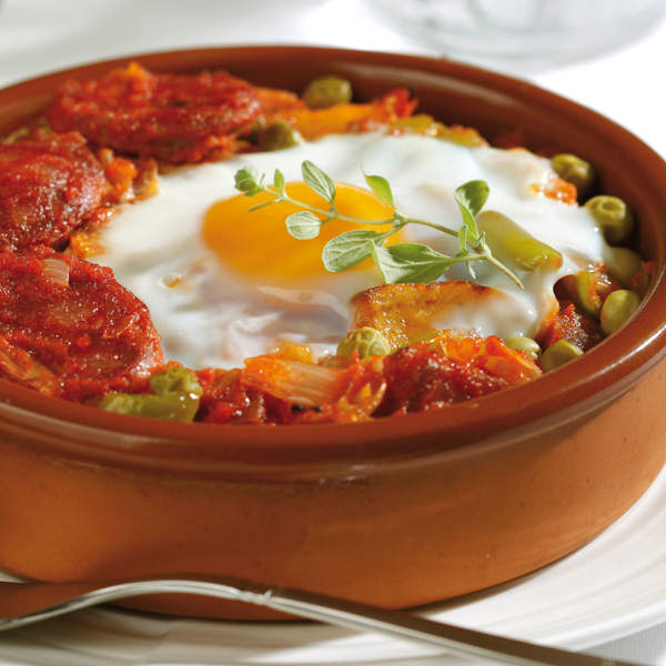 Huevos a la flamenca con guisantes, receta de la abuela andaluza, fácil, barata y con mucho sabor