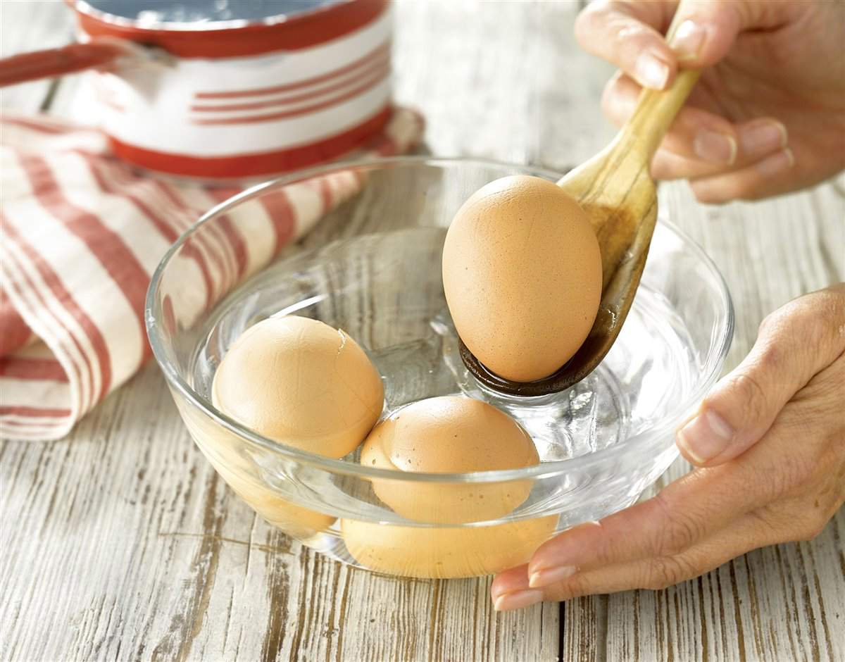 1. Deja enfriar el huevo cocido